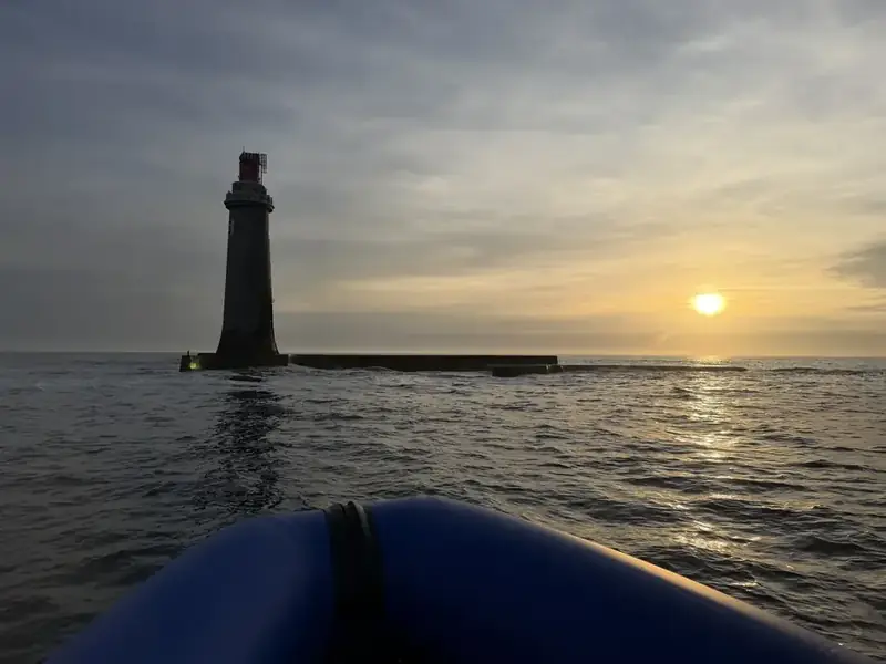 Coucher de soleil sur l'Atlantique avec planche apéritive à bord de Ty Papotte